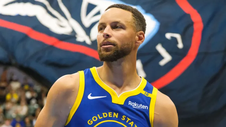 Stephen Curry gets ready for the start of the game between the Los Angeles Clippers and the Golden State Warriors
