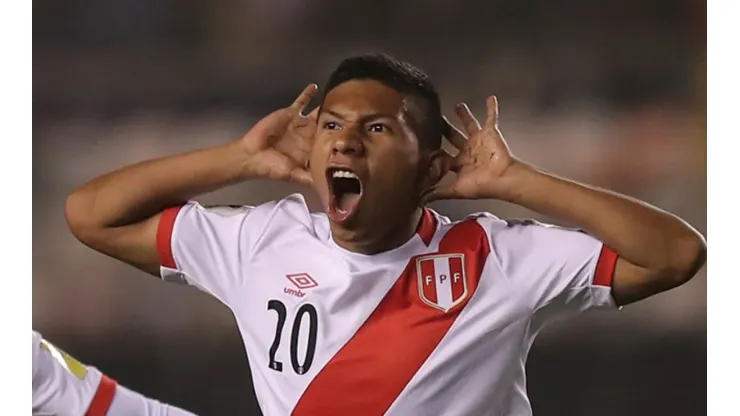 Edison Flores, celebrando uno de sus goles con la Bicolor.
