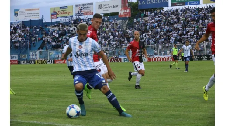 PEGA FUERTE. El juvenil de la Selección disputa la pelota antes de su expulsión.
