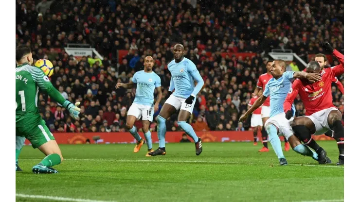 Ederson le negó el gol con la cara a Lukaku en el derbi de Manchester.
