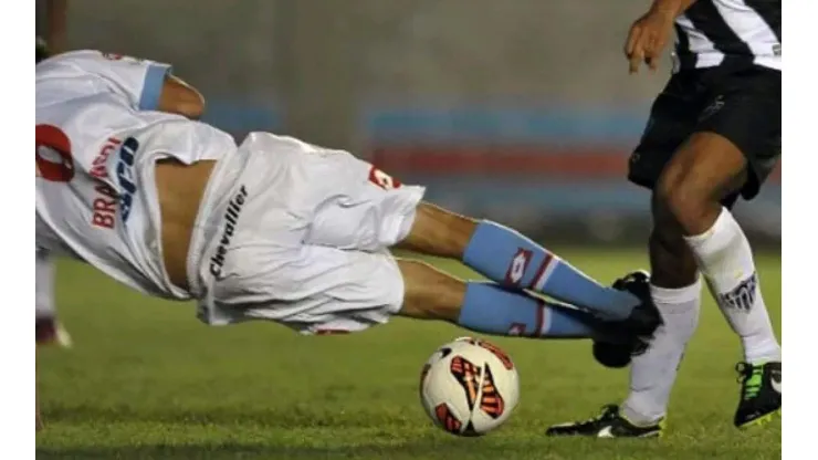 PARADO EN EL AIRE. El momento exacto del penal de Braghieri a Ronaldinho.
