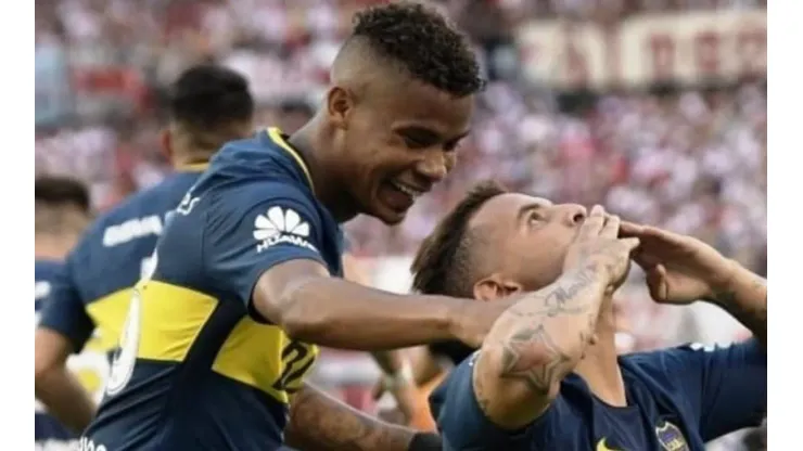 Barrios y Cardona celebran un gol en la cancha de River.
