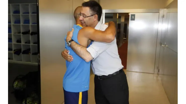 Abrazo entre Mascherano y Bartomeu.
