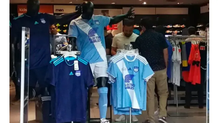 Las nuevas camisetas de Emelec ya están a la venta.
