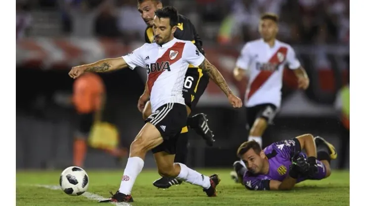 CONTRA TODOS. Scocco deja en el piso al arquero de Olimpo y se prepara para definir su golazo (Foto: Getty).
