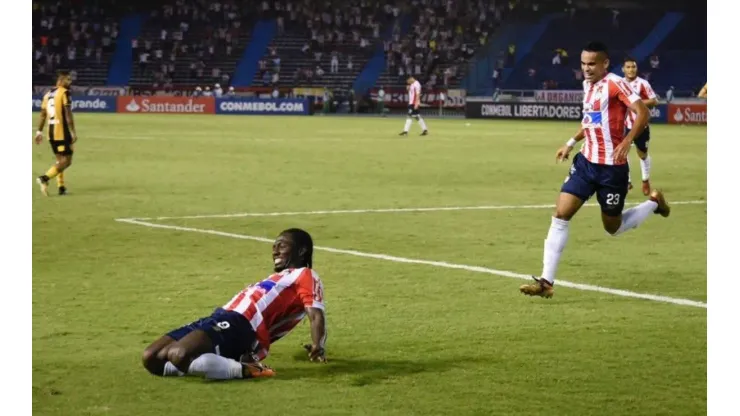 UN PASO MÁS. Chará celebra, Alvez lo corre de atrás. Tuvo en sus pies la oportunidad de aumentar la ventaja.
