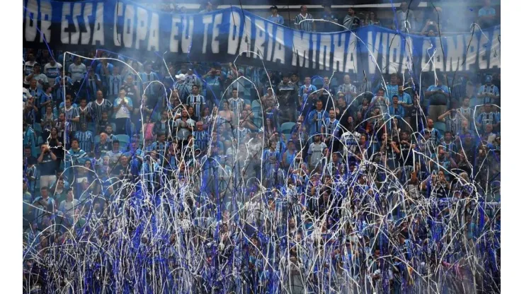 CAMPEONES. La afición de Gremio colmó Porto Alegre para celebrar la Recopa Sudamericana.
