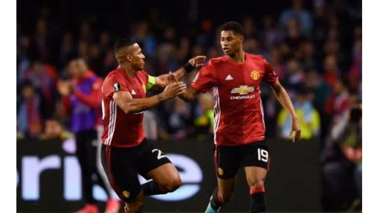 Marcus Rashford festeja el gol con el ecuatoriano Valencia.
