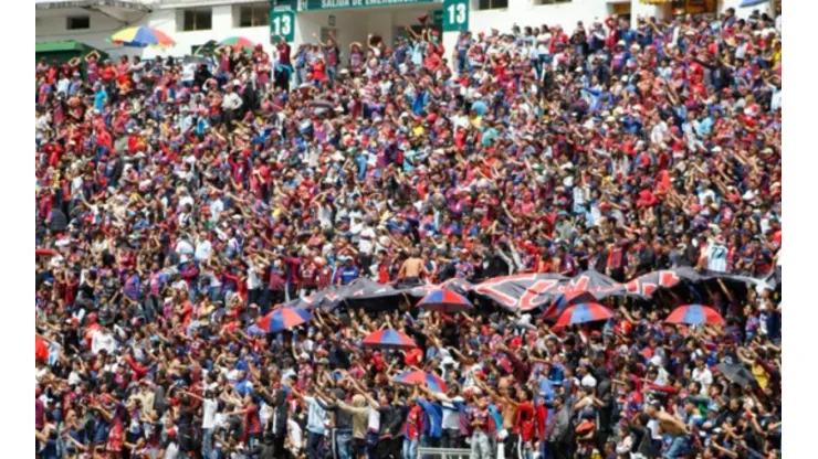 Los hinchas ya pueden comprar su nueva indumentaria de Deportivo Quito.
