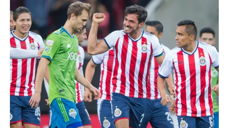 Chivas goleó 3-0 a Seattle Sounders y avanzó a semifinales de CONCACAF.
