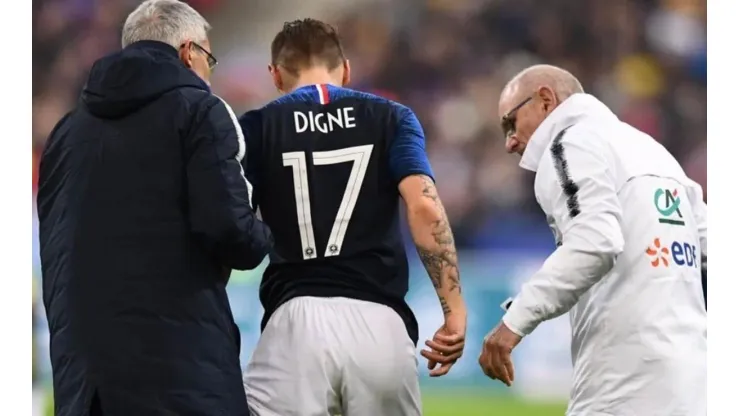 AFUERA. Lucas Digne con los médicos de la Selección de Francia en el amistoso contra Colombia.
