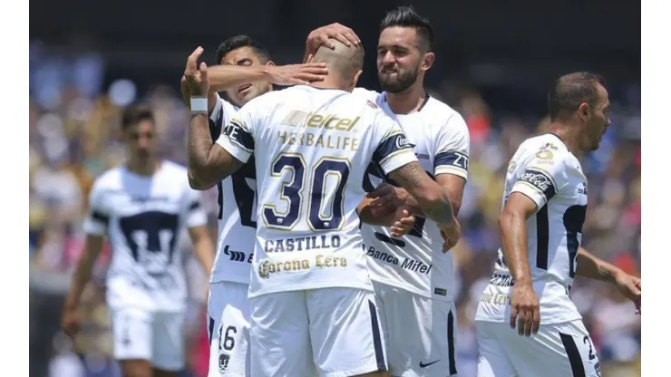 El hattrick de Castillo revivió la esperanza de Pumas.
