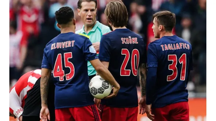 Ajax sufrió el apriete de los ultras tras la derrota en el clásico holandés