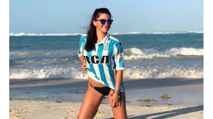 Foto de Melody Pasini con la camiseta de Racing
