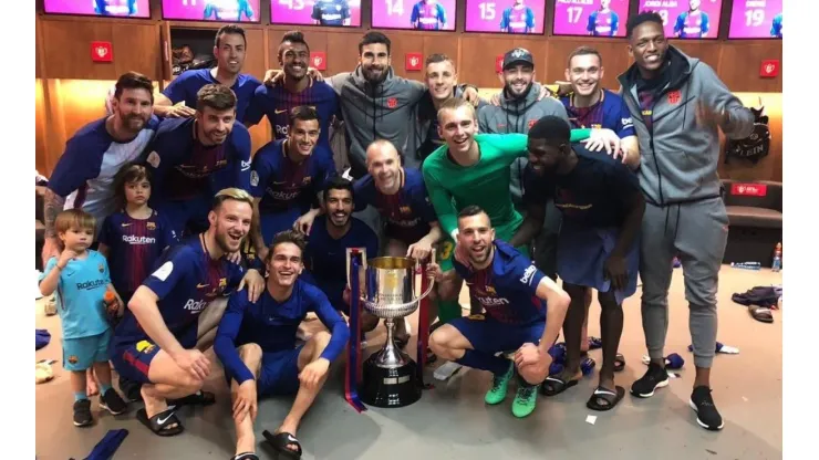 JUNTOS A TODOS. Yerry Mina en la foto grupal en el vestuario del Barcelona campeón.
