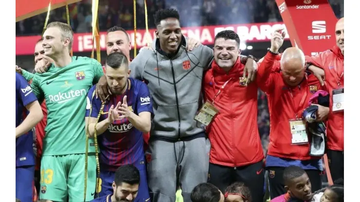 Yerry Mina festejando su título de campeón.
