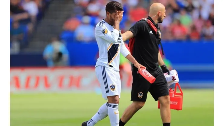 Jonathan dos Santos encendió las alarmas de México al salir lesionado del juego (Foto: @LAGalaxy_Es)
