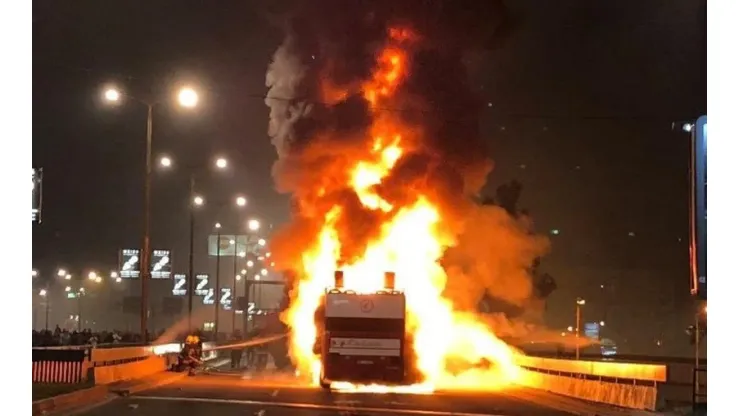 ¡SE PRENDIÓ! El colectivo del Estrella Roja, en llamas tras los festejos.
