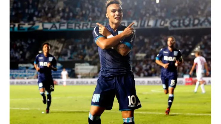 Lautaro Martínez festejando un tanto en Racing.
