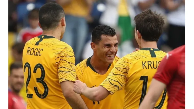 SOCCEROOS AL MANGO. Australia goleó 4 a 0 y mete miedo al grupo.
