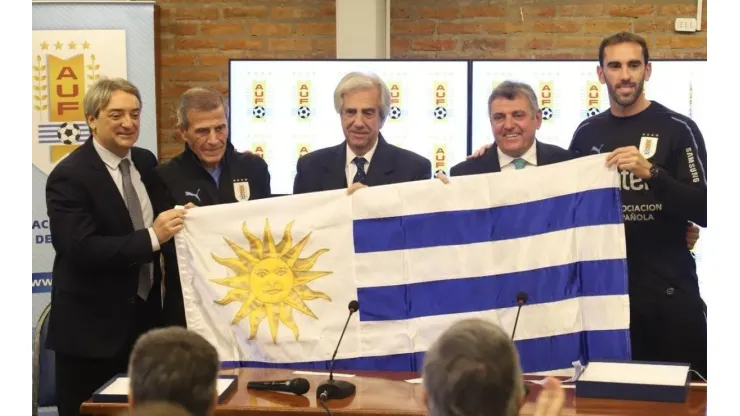 El presidente Tabaré Vázquez visitó la concentración uruguaya y entregó la bandera
