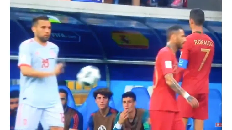 No estuvo bien. Cristiano le tiró de mala manera la pelota a Jordi.
