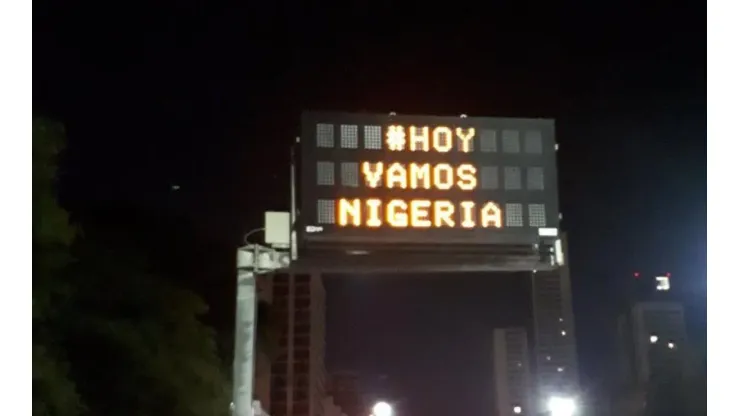 #HOYVAMOSNIGERIA. Uno de los tantos carteles luminosos que apareció en Buenos Aires.
