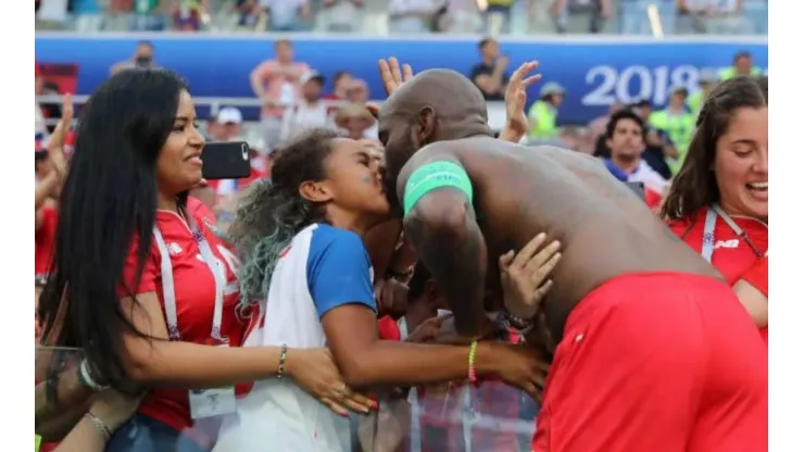 Luego del partido, Felipe Baloy fue a celebrar con su hija y su familia en la tribuna
