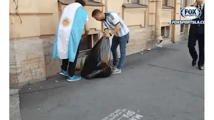 Buena actitud de los argentinos que limpiaron las calles de San Petersburgo.
