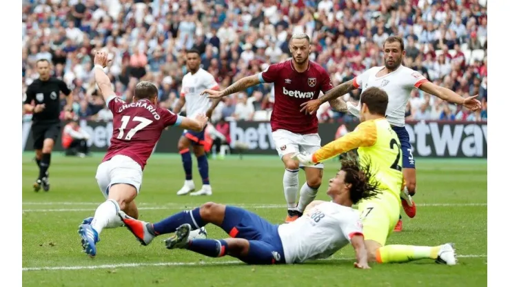 Chicharito en la jugada del penal a favor del West Ham.
