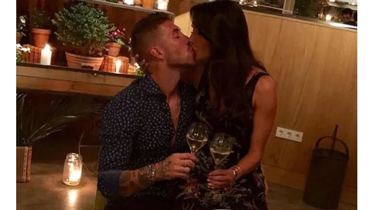 Con su novia encima y un beso apasionado, Sergio Ramos festejó su aniversario