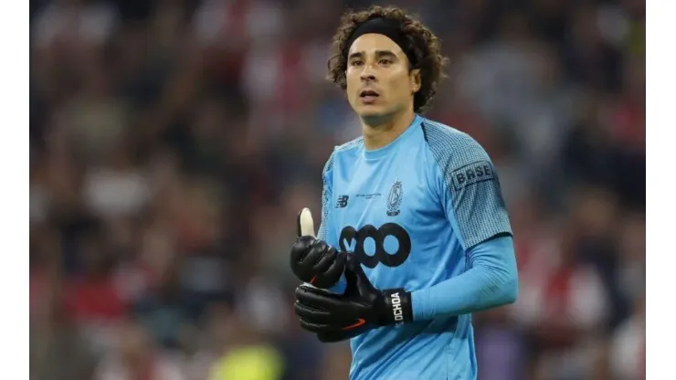 Guillermo Ochoa con el Standard Lieja de Bélgica.
