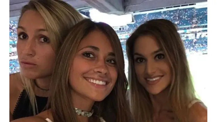 Foto de la mujer de Lionel Messi junto a sus amigas.
