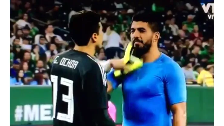 Foto de Luis Suárez junto a Memo Ochoa.
