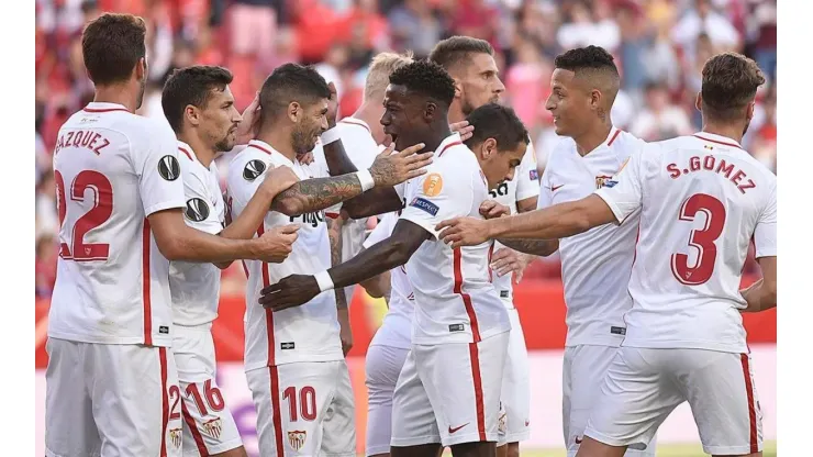 Foto de los jugadores de Sevilla celebrando un gol.
