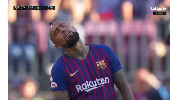 Arturo Vidal vio que se iba reemplazado por Messi y no le gustó nada