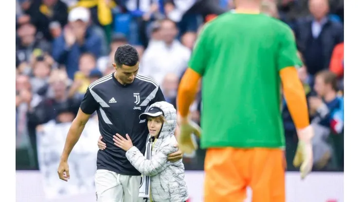 Un fanático invadió el campo para saludar a Cristiano y él le cumplió el sueño