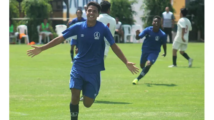 El joven futbolista ya vistió los colores del seleccionado juvenil peruano.
