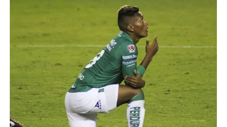 El exjugador de Sporting Cristal debió retirarse lesionado del campo de juego.
