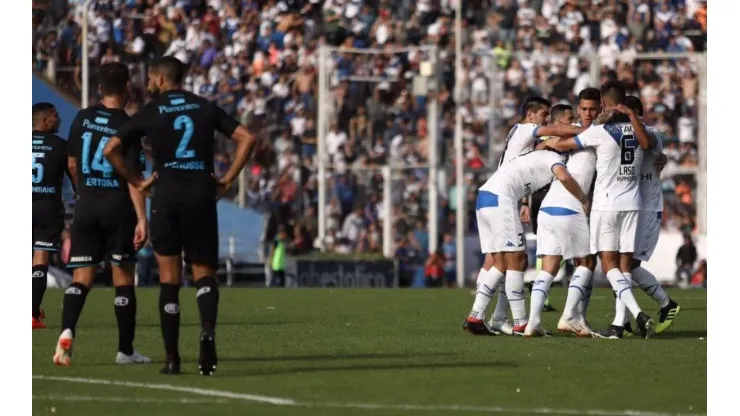 Todo Vélez celebra el golazo de la victoria.
