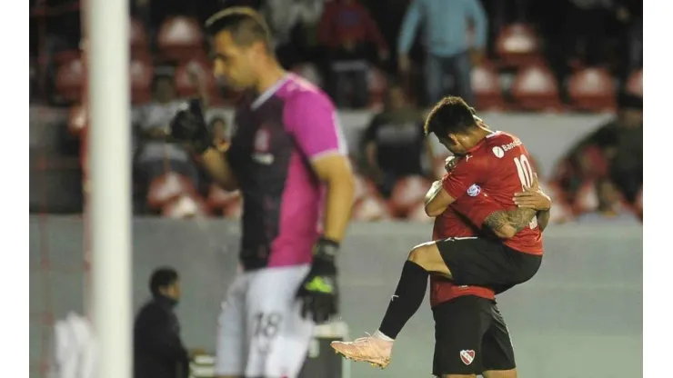 Con autoridad y una goleada bastante mentirosa Independiente se acerca a Racing