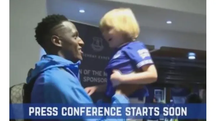 Impagable su reacción: Yerry Mina sorprendió a un niño fanático del Everton