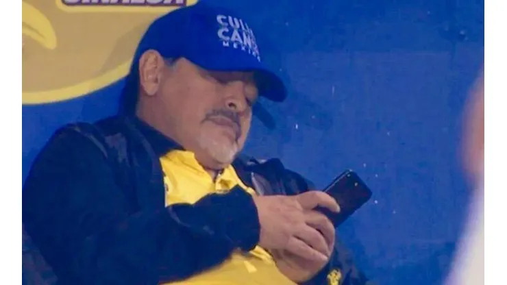 Foto de Diego Maradona con el celular.
