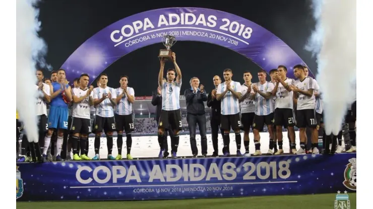 El capitán Nicolás Tagliafico levanta el trofeo.
