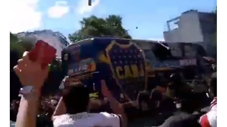 Desde adentro: la fiesta de los jugadores de Boca hasta el momento de la agresión al micro