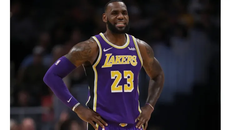 ¡Molestia en los Lakers! LeBron James ignora al coach Luke Walton