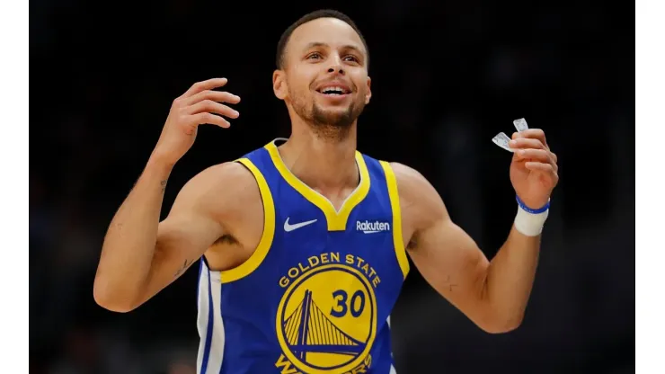 ¿Lesionado? Stephen Curry anota 18 en el primer cuarto para los Warriors