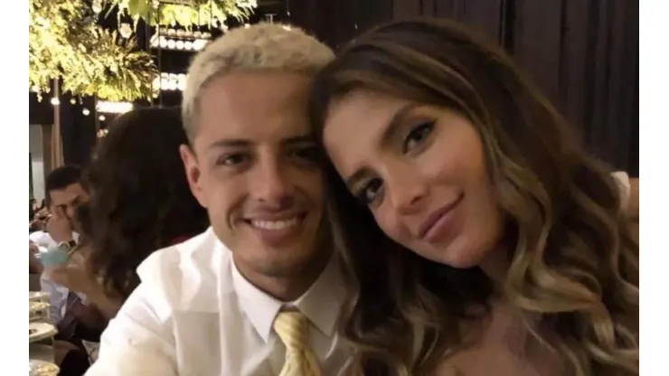 Foto de Chicharito con su hermosa novia.
