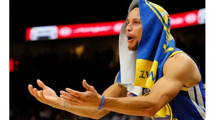 ¡Preocupación en los Warriors! Stephen Curry debió colocar hielo en su muñeca