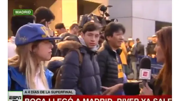 Foto de los hinchas de Boca esperando al micro.
